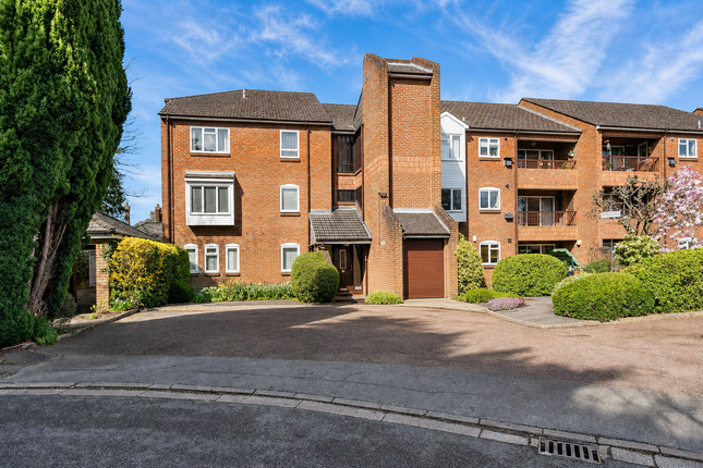 3 bed property, in Falcon Close, £575,000
