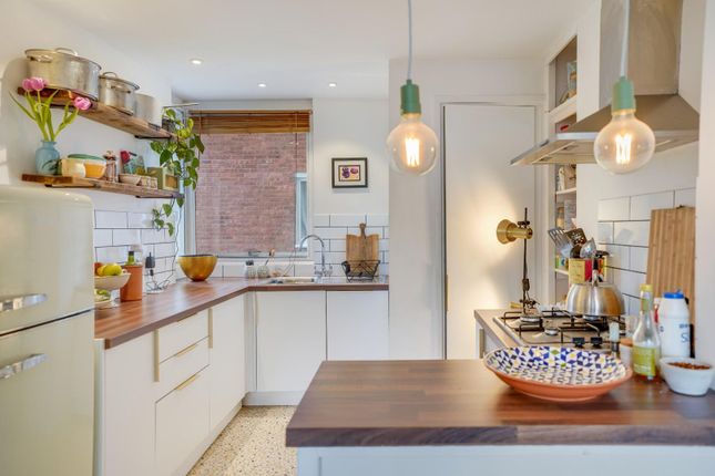 2 bed property, in Raleigh Court, £475,000