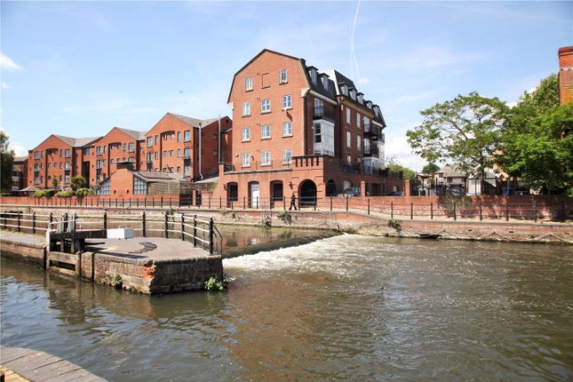 2 bed property, in Bear Wharf, £220,000