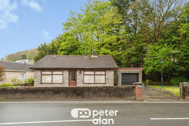 2 bed property, in Highlands Close, £160,000