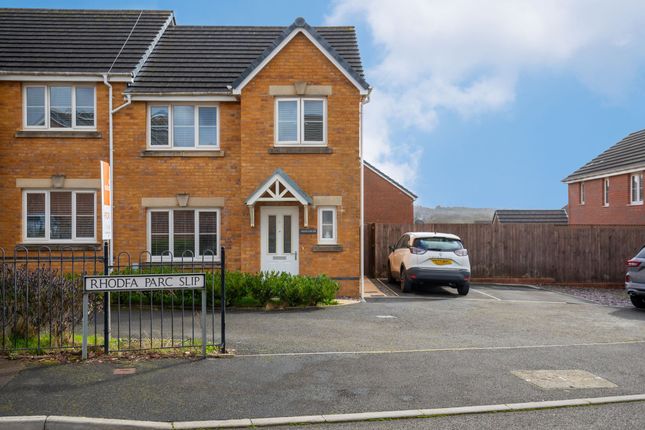 3 bed property, in Rhodfa Parc Slip, £240,000