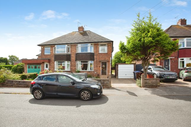 3 bed property, in Rocher Close, £240,000