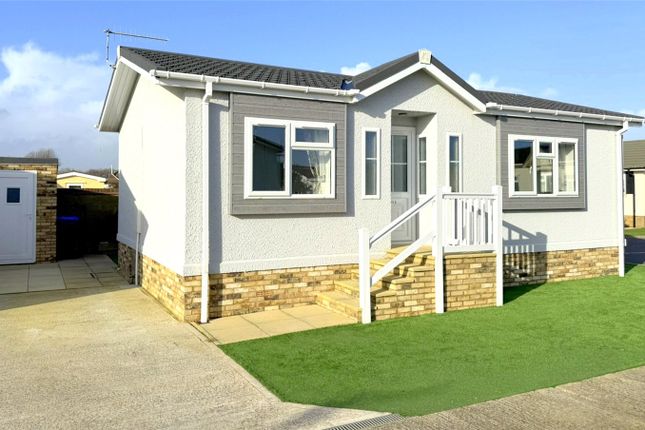 2 bed property, in The Fairway, £200,000