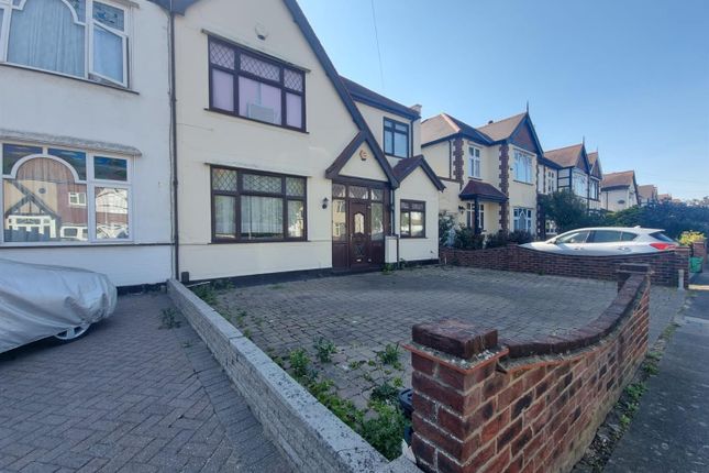 4 bed property, in Tresco Gardens, £725,000