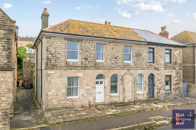 2 bed property, in Castle Road, £215,000