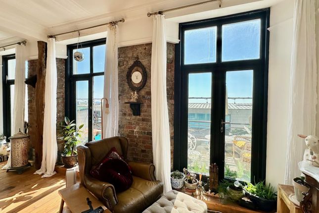 1 bed property, in Marina, £285,000