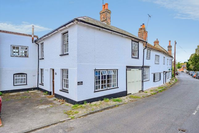 2 bed property, in Piccotts End, £500,000