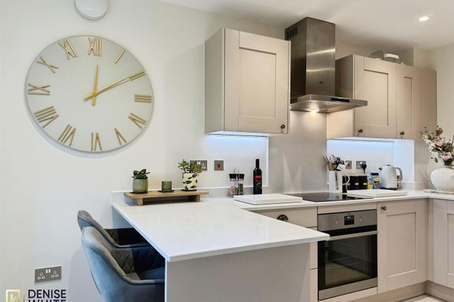 2 bed property, in Rookery Close, £260,000