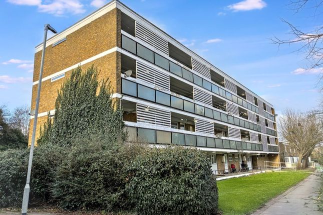 2 bed property, in 56 Pamplins, £105,000