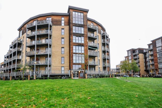 1 bed property, in Limehouse Lodge, £250,000