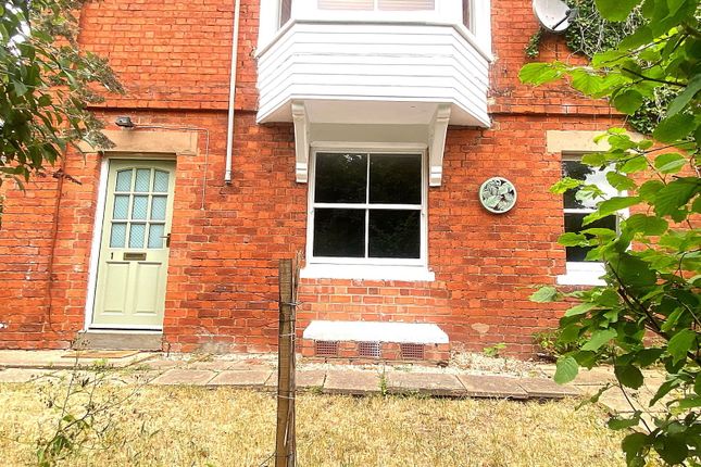 2 bed property, in Somers Road, £190,000