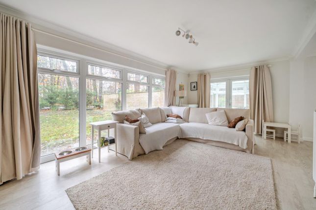 4 bed property, in Redwood Drive, £800,000