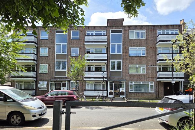 3 bed property, in Queen Elizabeths Walk, £465,000