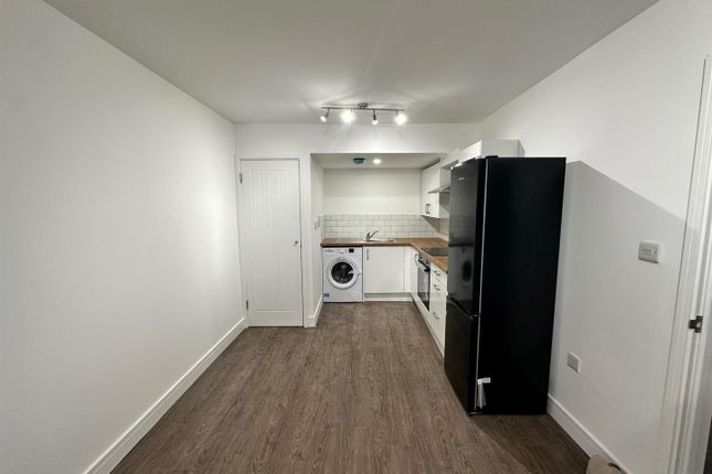 1 bed property, in Arlingham Mews, £225,000