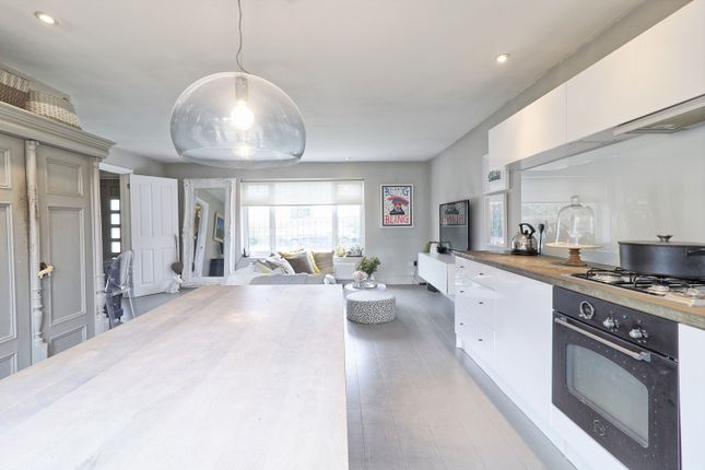 2 bed property, in Chelmsford Road Hatfield Heath Bishops Stortford CM22 7BD, £675,000