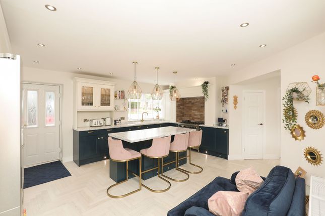 5 bed property, in Kirkby Drive, £350,000