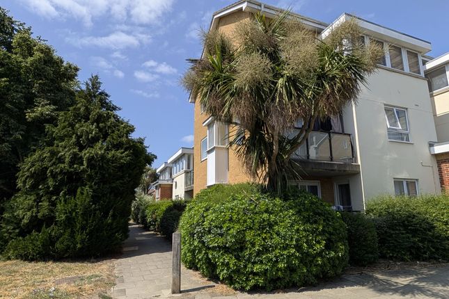 2 bed property, in Pier Way, £250,000