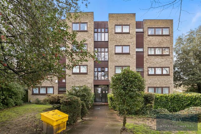 2 bed property, in Shannon Court, £250,000