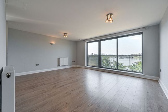 2 bed property, in Miles Close, £225,000