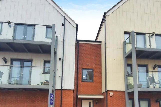 2 bed property, in Falcon Avenue, £200,000