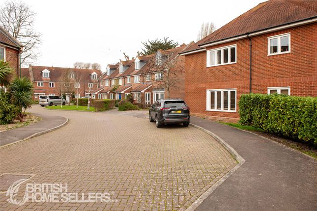 2 bed property, in Old Common Close, £230,000