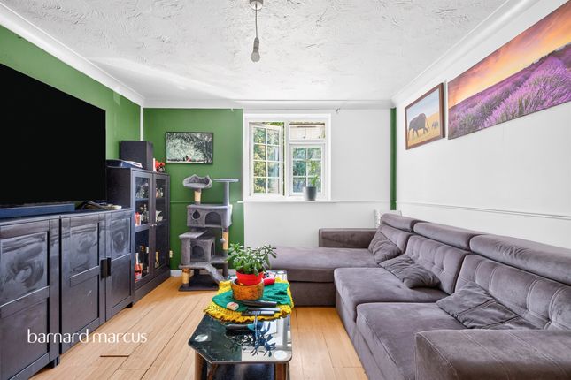 2 bed property, in Gables Close, £275,000