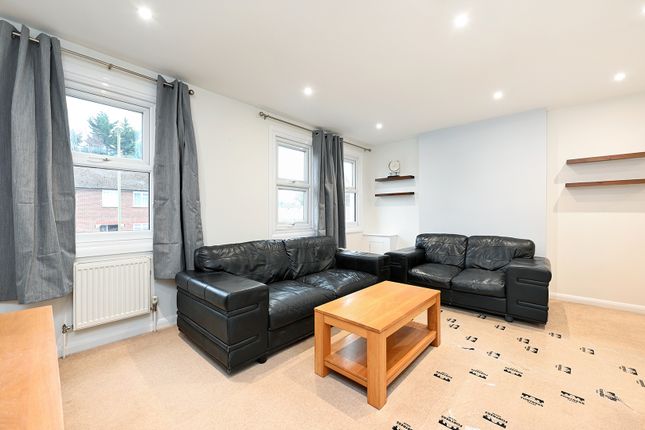 2 bed property, in Cove Road, £185,000