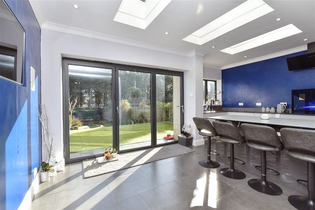 5 bed property, in Chalkwell Road, £450,000