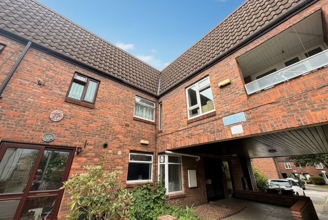 2 bed property, in Easton End, £195,000