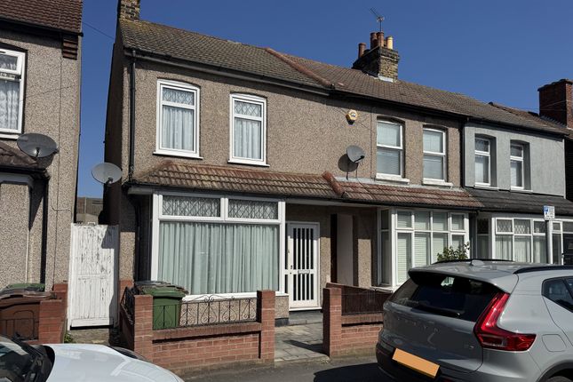 3 bed property, in St. Johns Road, £450,000