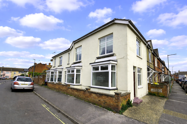 4 bed property, in Maidstone Road, £200,000