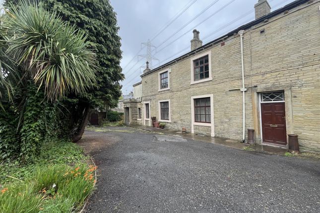 4 bed property, in Carr Lane, £450,000