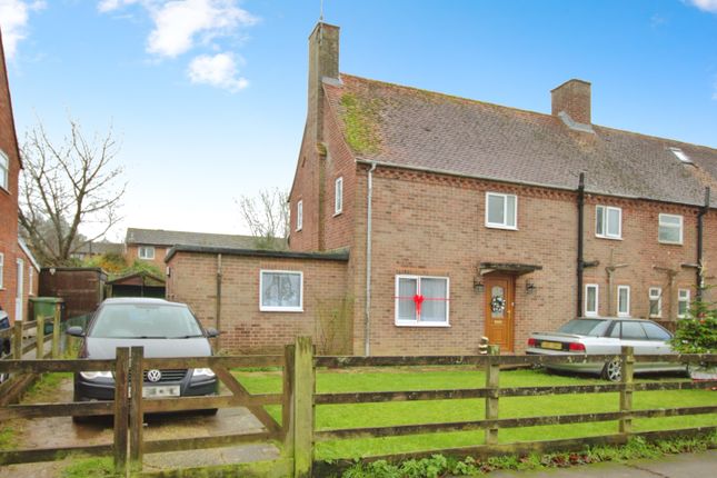 3 bed property, in The Close, £425,000