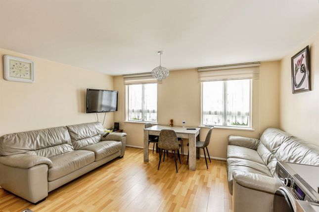 2 bed property, in Avonmouth Road, £195,000