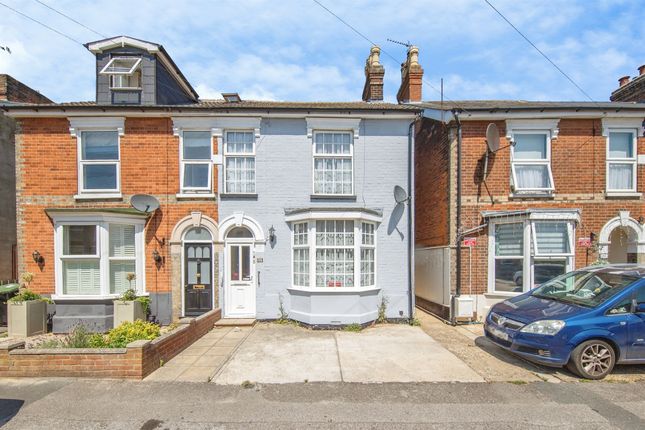 2 bed property, in Pearce Road, £200,000