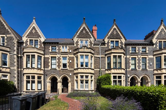 1 bed property, in Cathedral Road, £180,000