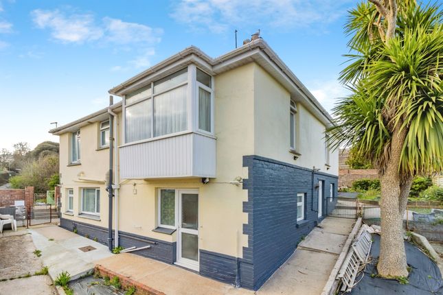 3 bed property, in Barnfield Road, £250,000