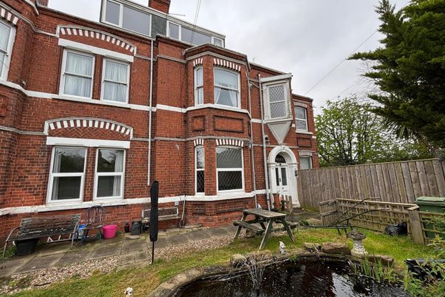 1 bed property, in Atwick Road, £120,000
