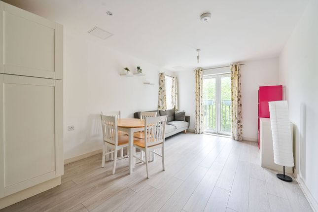 1 bed property, in Old Kent Road, £225,000