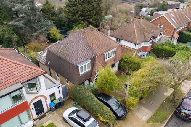 3 bed property, in Surbiton Hill Park, £850,000