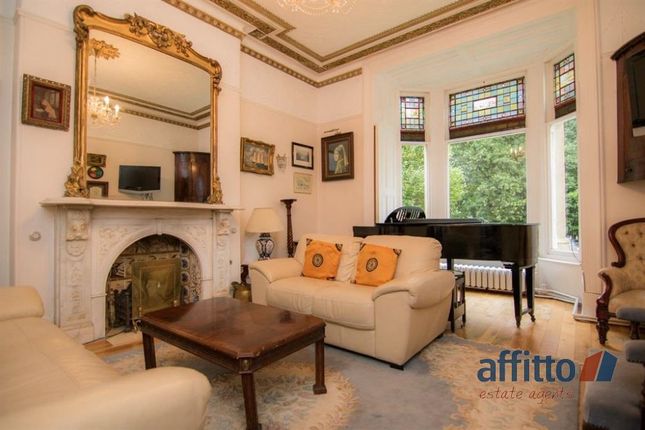 5 bed property, in The Hawthorns, £800,000