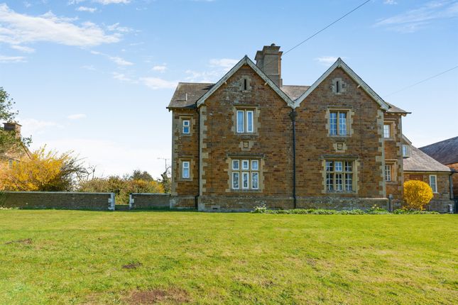2 bed property, in Main Street, £350,000