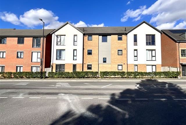 2 bed property, in Highfield Lane, £185,000