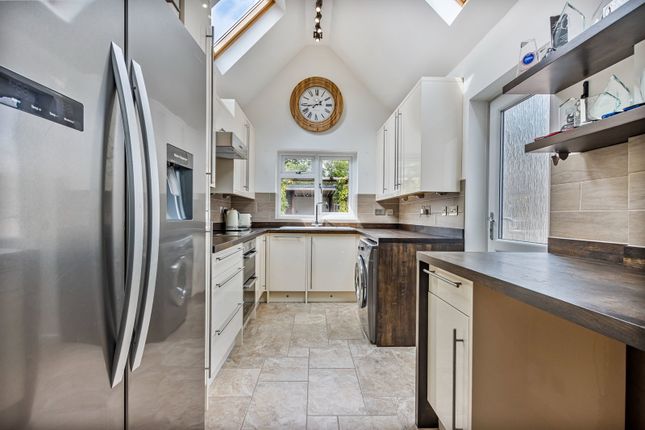 2 bed property, in Crofts End, £475,000