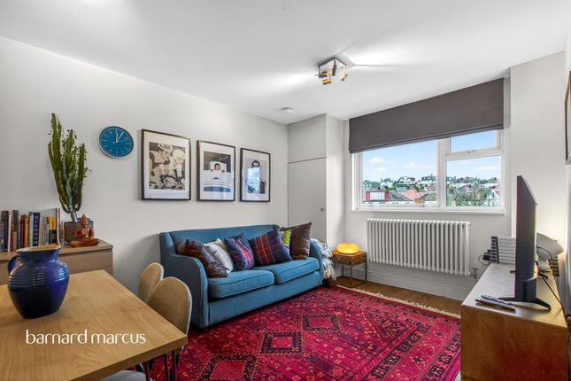 2 bed property, in Sancroft Close, £395,000