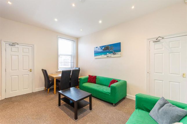 5 bed property, in Ashleigh Grove, £480,000