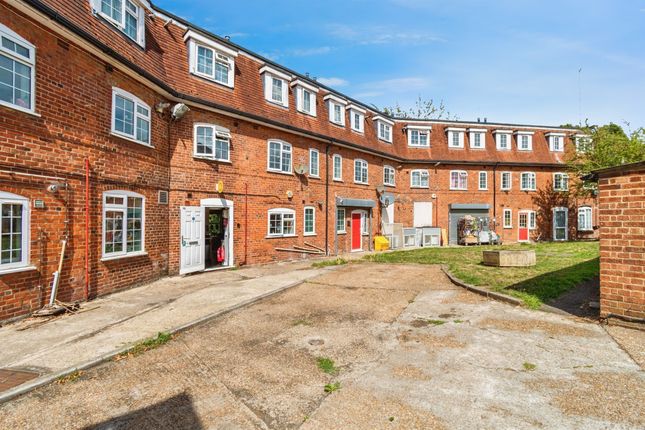 2 bed property, in Wide Lane, £150,000