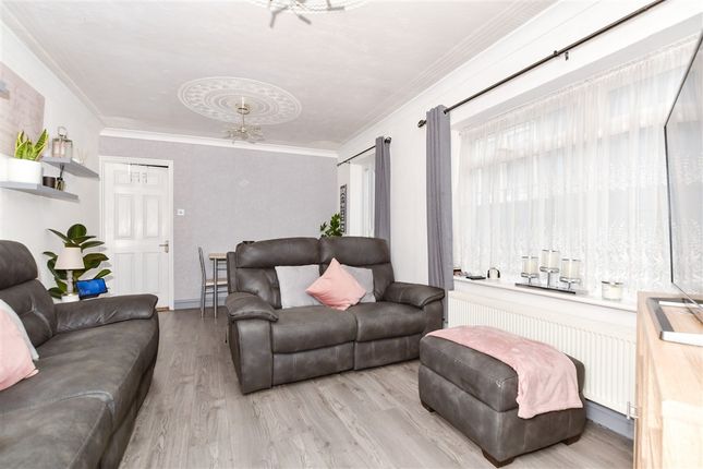2 bed property, in Hamilton Road, £215,000