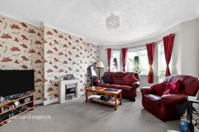 2 bed property, in East Gardens, £375,000