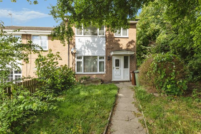 2 bed property, in Hillside Mount, £100,000